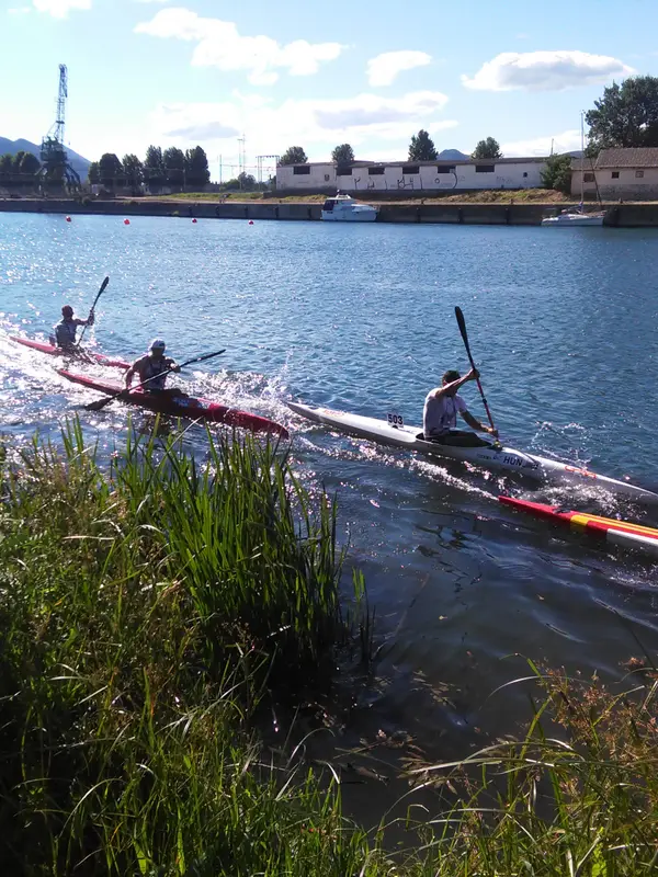 K1 kayaks racing in a canoe marathon